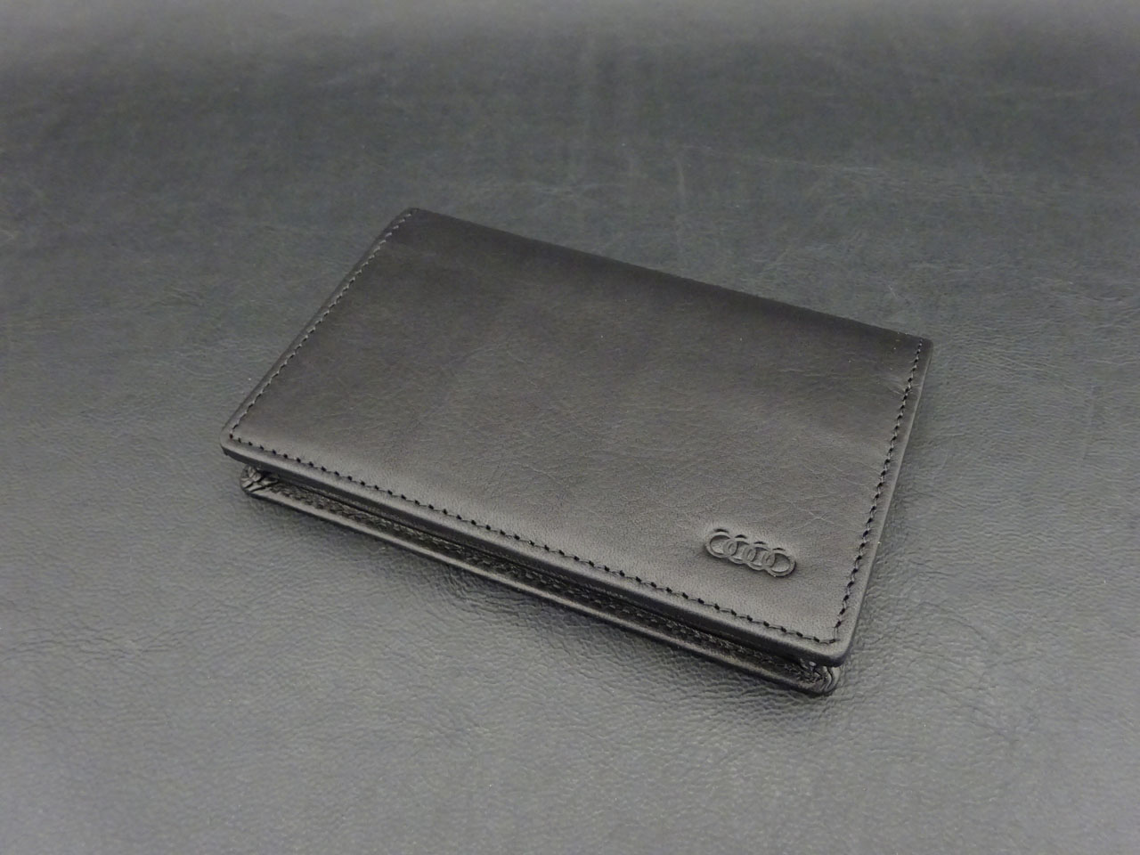 画像1: (絶版)AudiAG純正ハンドメイドナッパレザーカードケース