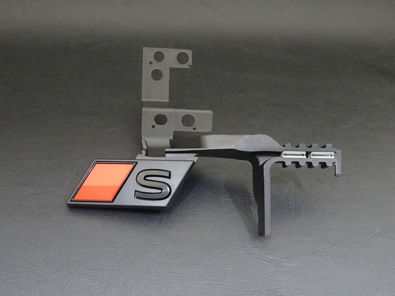 画像1: Audi純正S Q8/Q8FL(F1/4MN)フロントグリル用後付けSロゴエンブレム