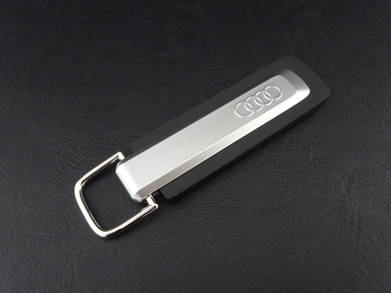 画像1: Audi純正2026年モデルフォーリングスレザーキーリング