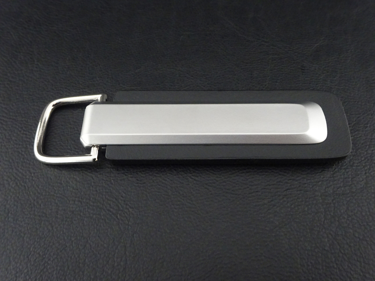 画像2: Audi純正2026年モデルフォーリングスレザーキーリング