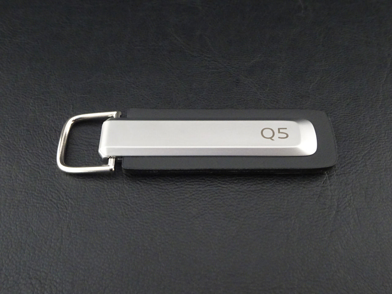 画像1: AudiAG純正2026年モデルQ5ロゴレザーキーリング