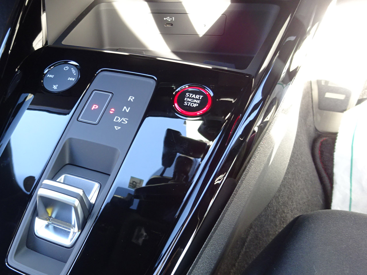 画像1: Audi純正A3(GY/8Y)用レッドスタートストップスイッチ