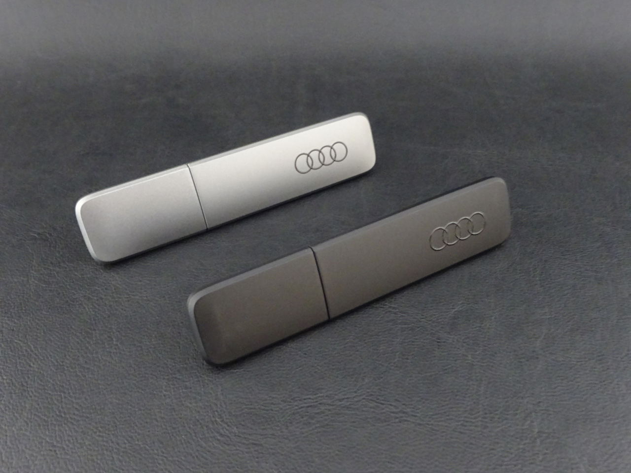 カラーはグレーもしくはブラック