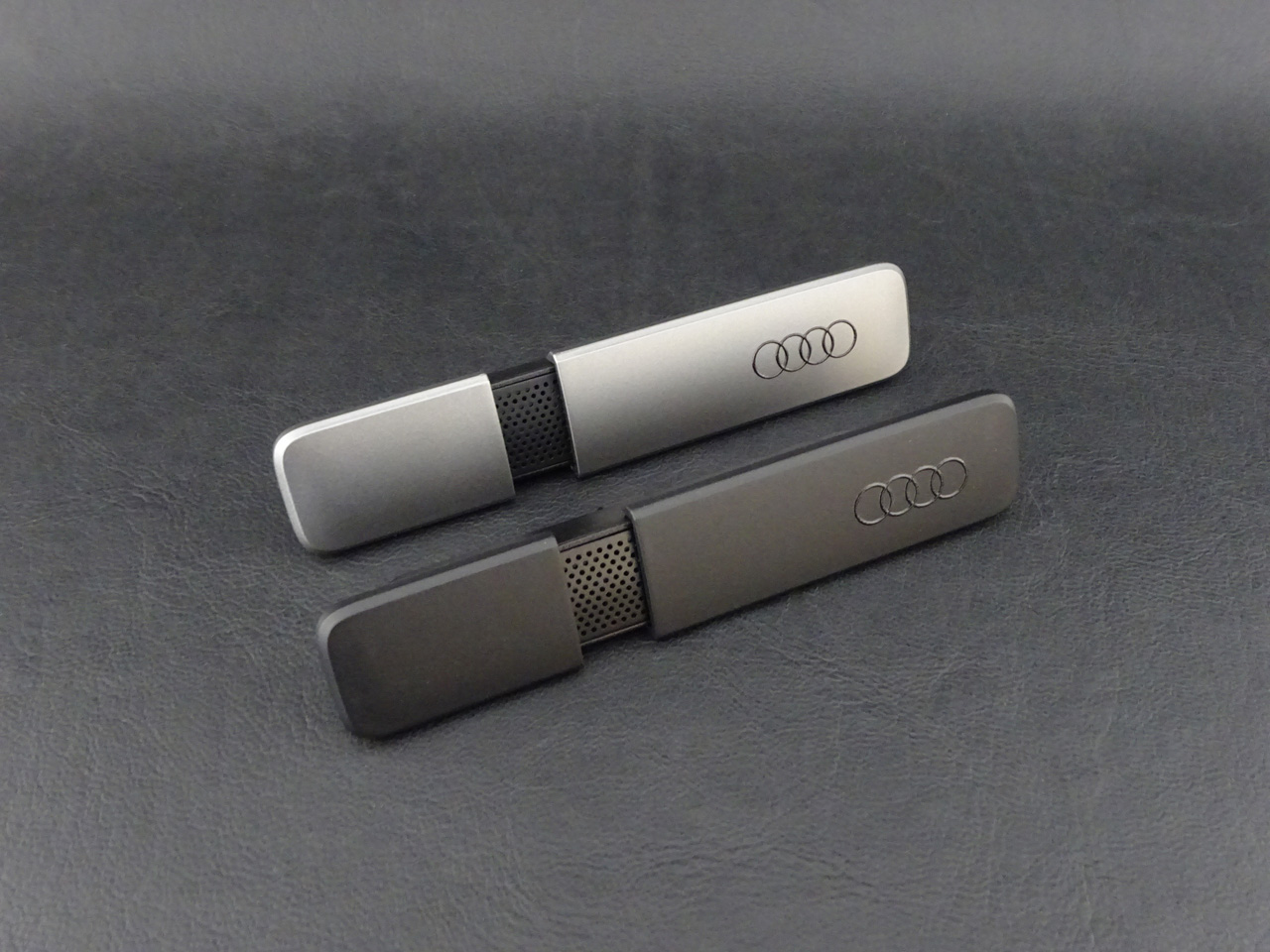 スライドさせて香りの強さを調節します