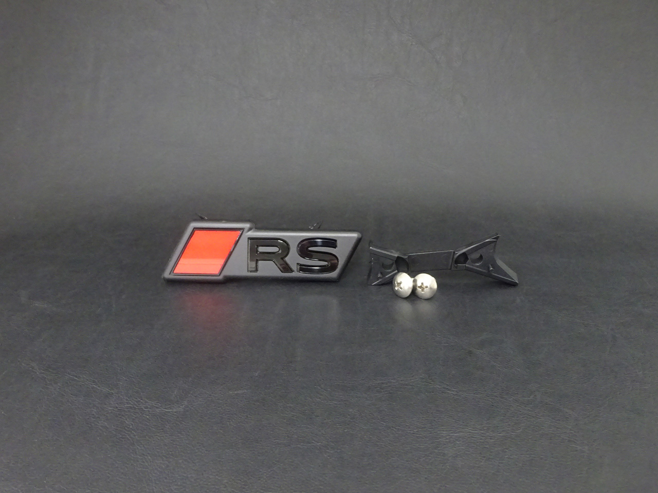 画像1: Audi純正FL後RS Q8後付け用RSロゴグリルエンブレム