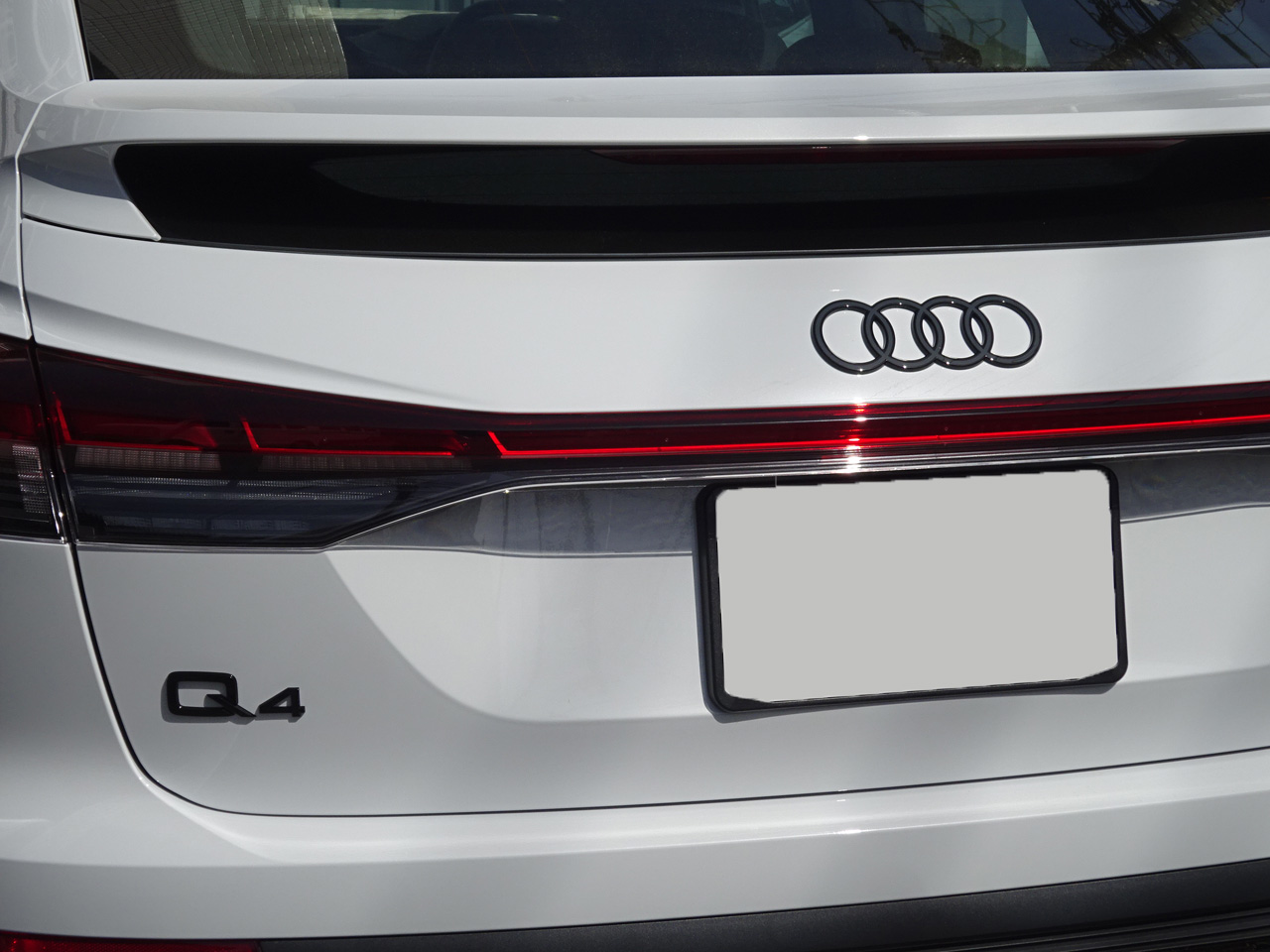 画像2: アウディ純正Q4 e-tron(FZ/F4)リア純正流用2D4Ringsブラックエンブレム