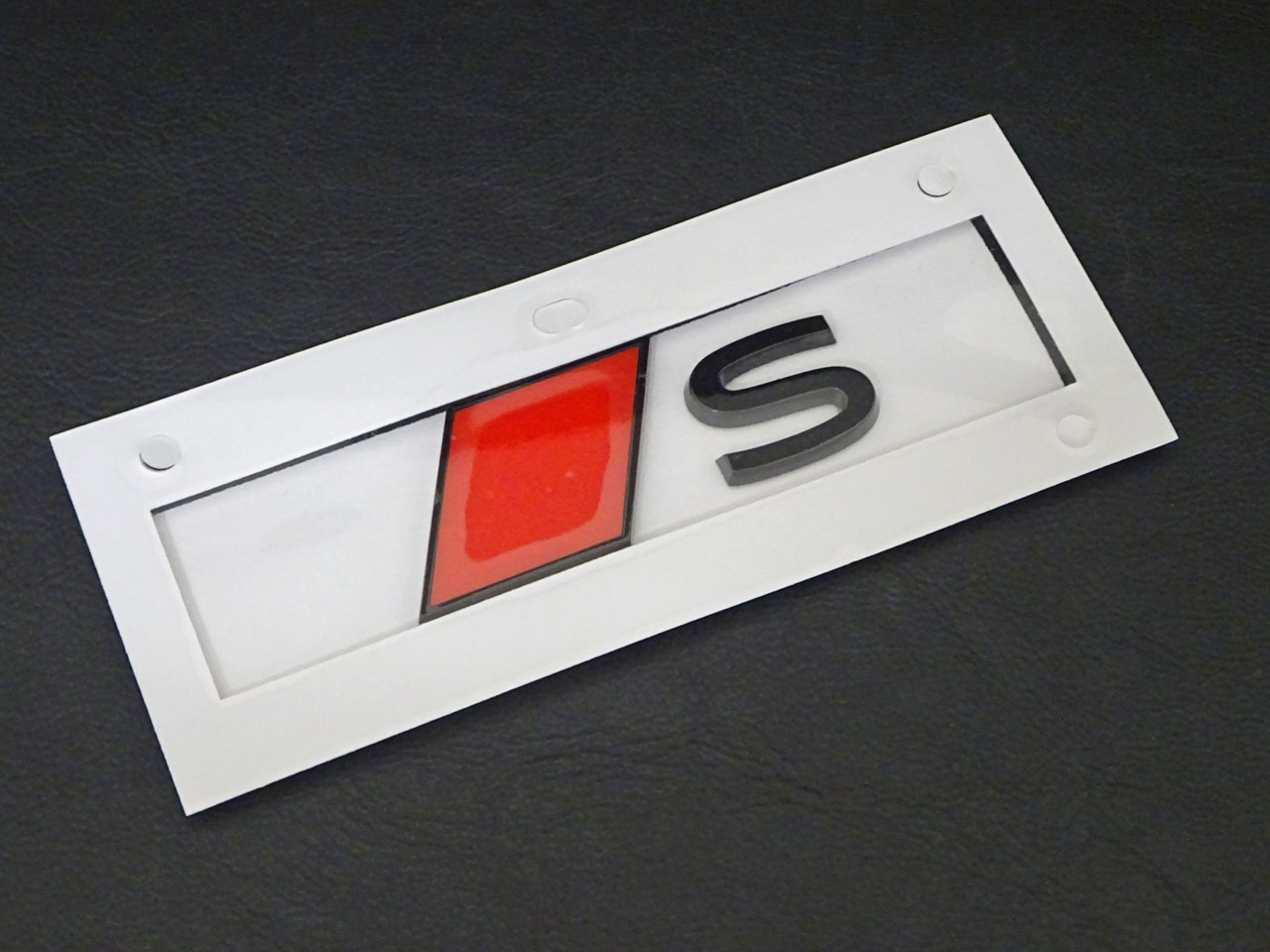 画像1: Audi純正S6 e-tron用2DグリルSロゴエンブレム