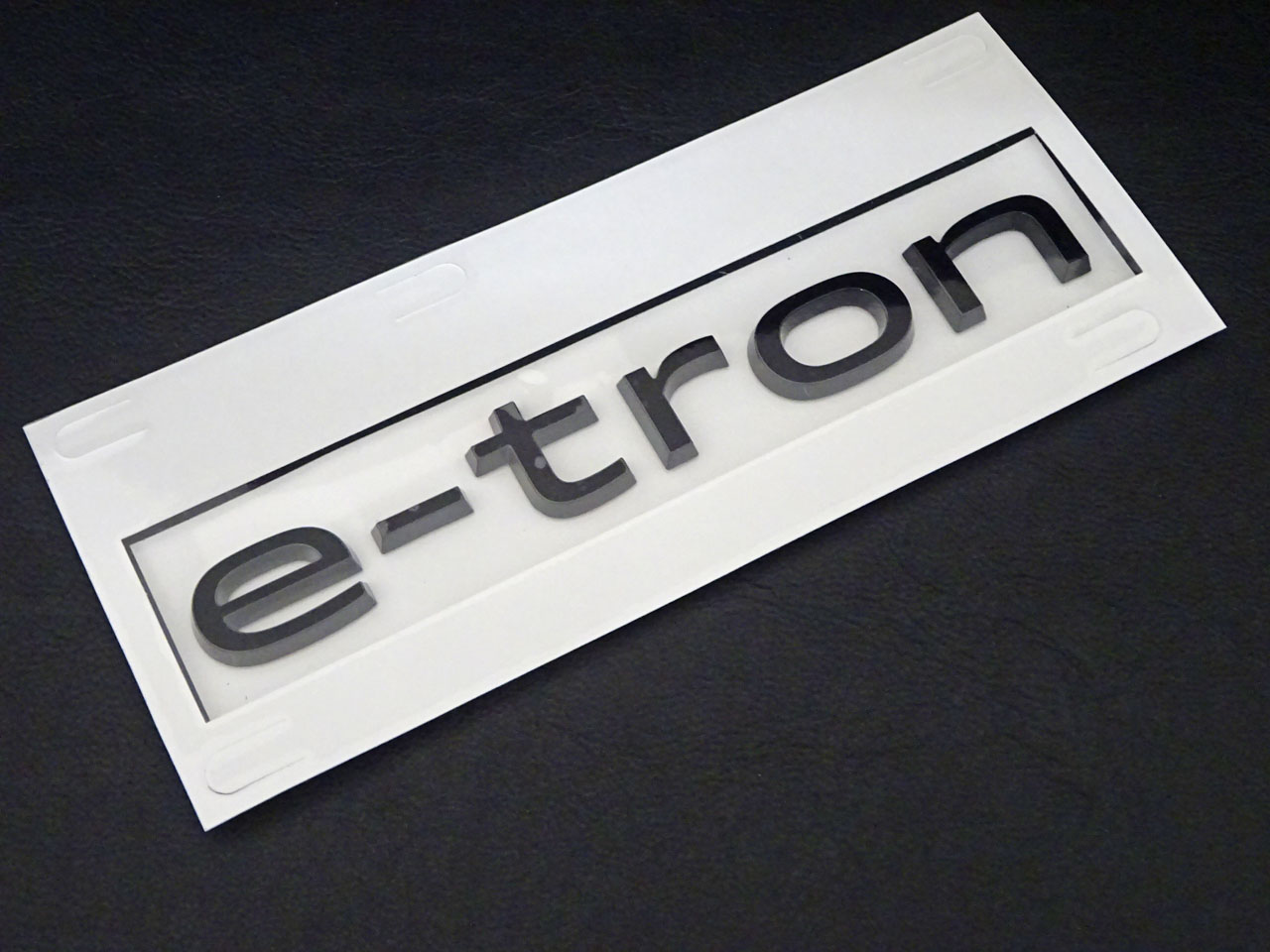 画像1: Audi純正Q6リア用2D e-tronブラックエンブレム