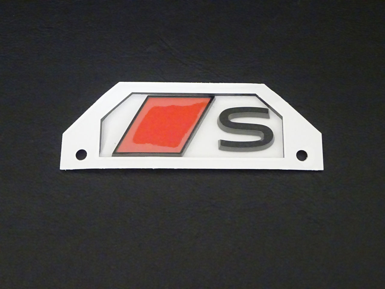 画像1: Audi純正S Q6用2DグリルSロゴエンブレム