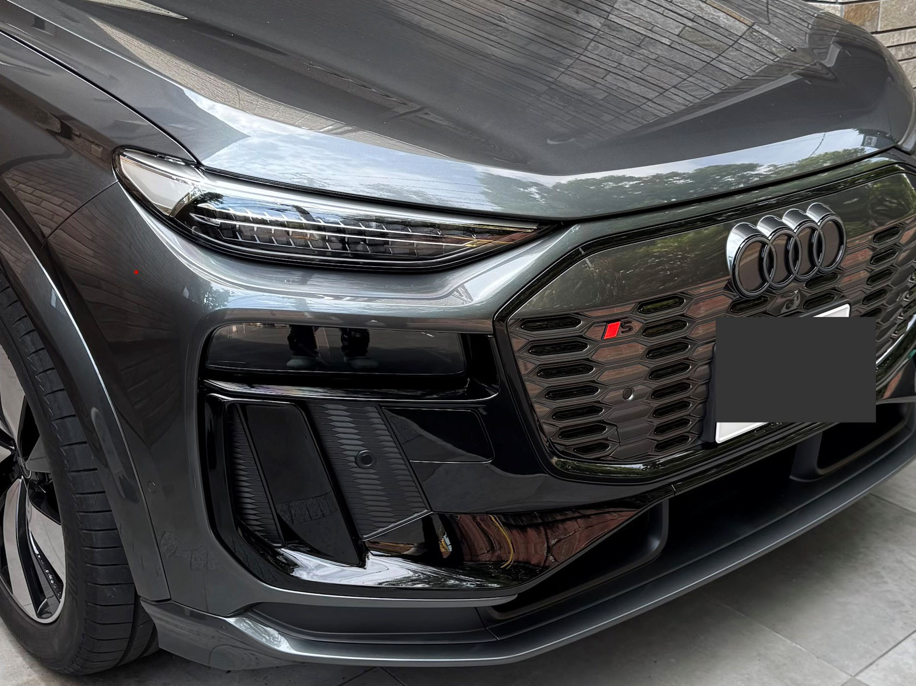 画像1: Audi純正S Q6用2DグリルSロゴエンブレム