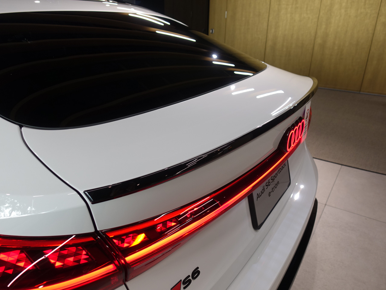 画像1: Audi純正A6/S6 e-tron(GH)スポーツバック専用リアスポイラー