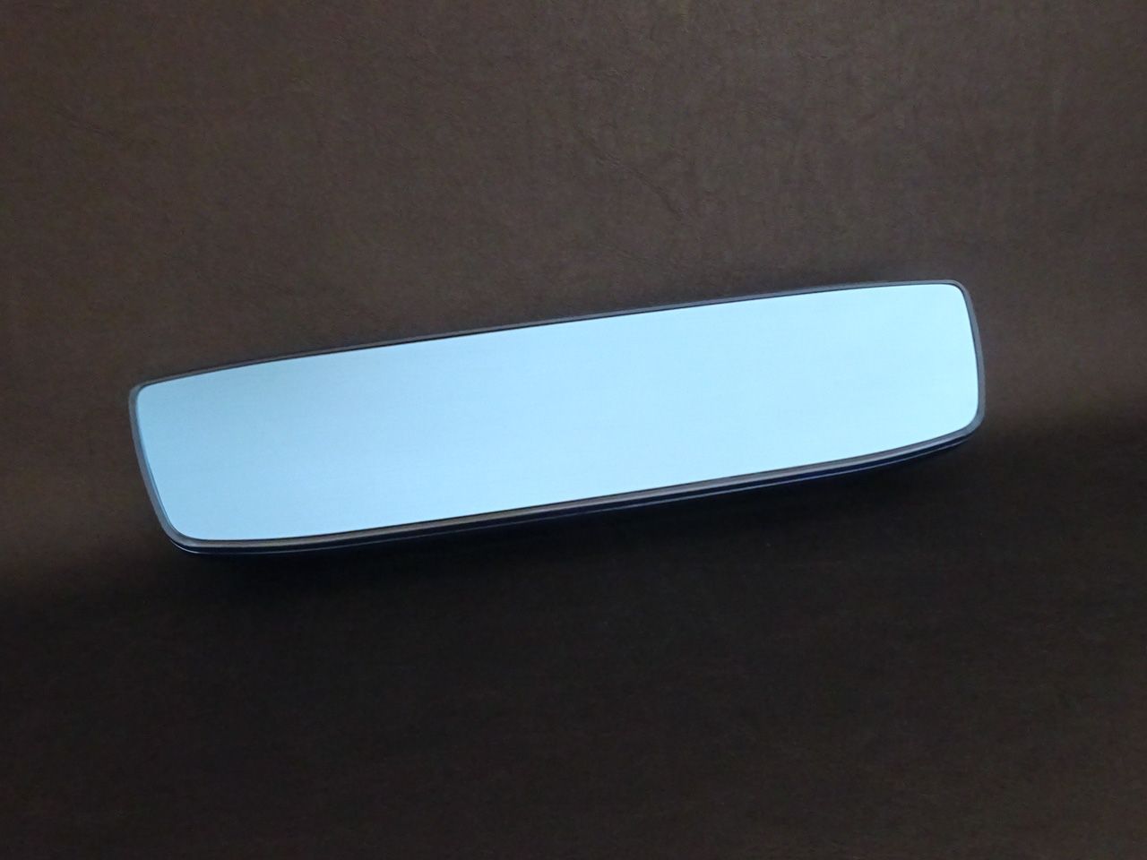 眩しさを抑えるブルーカラーです