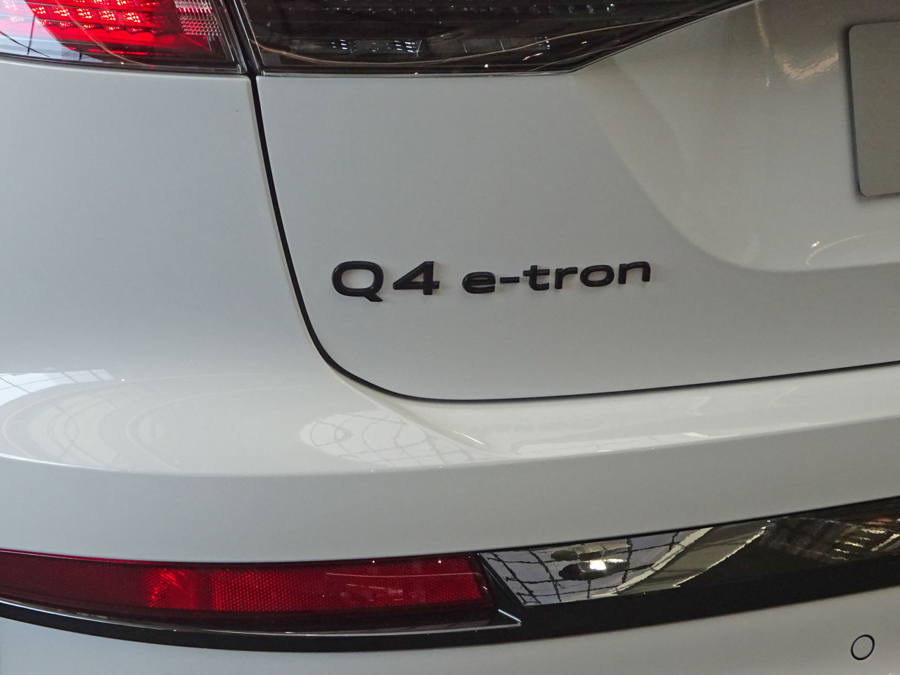 画像1: AudiAG純正フェイスリフトFL後リア用Q4 e-tronブラックエンブレム