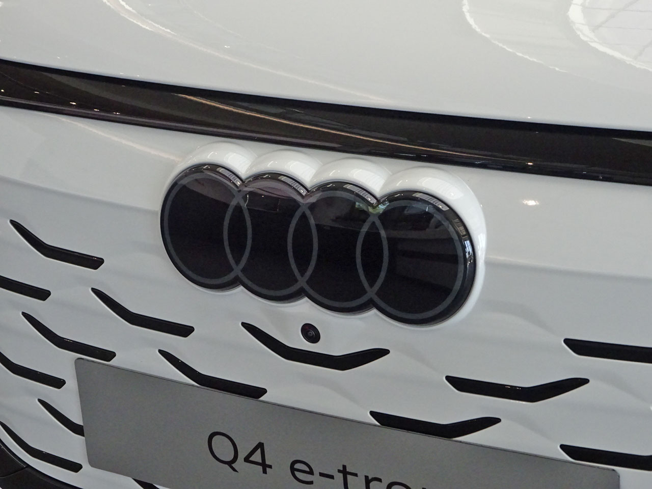 画像1: Audi純正FL後Q4 e-tron(FZ/F4)グリル用2D4Ringsエンブレム