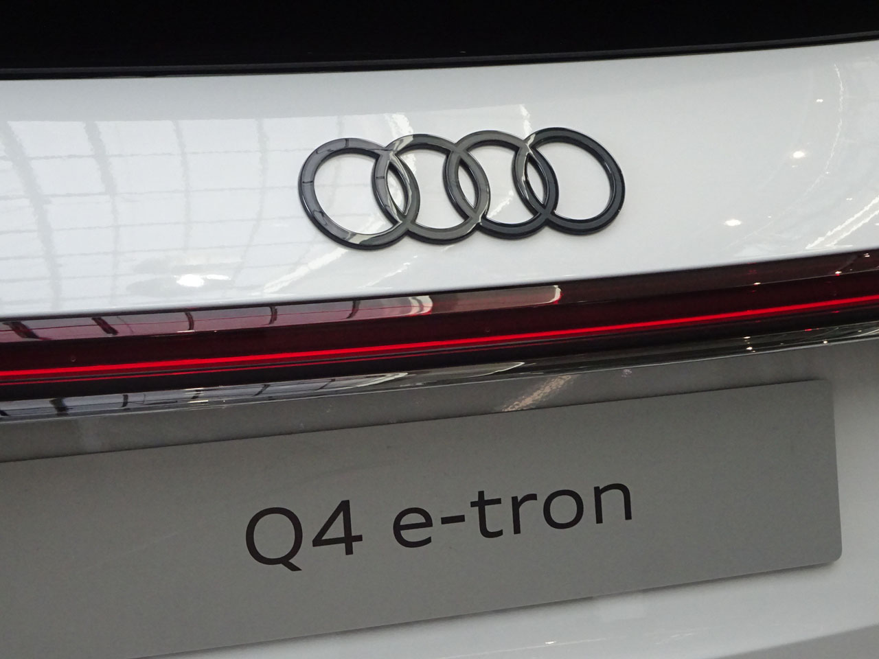 画像1: アウディ純正フェイスリフトFL後用Q4 e-tron(FZ/F4)リア2D4Ringsブラックエンブレム