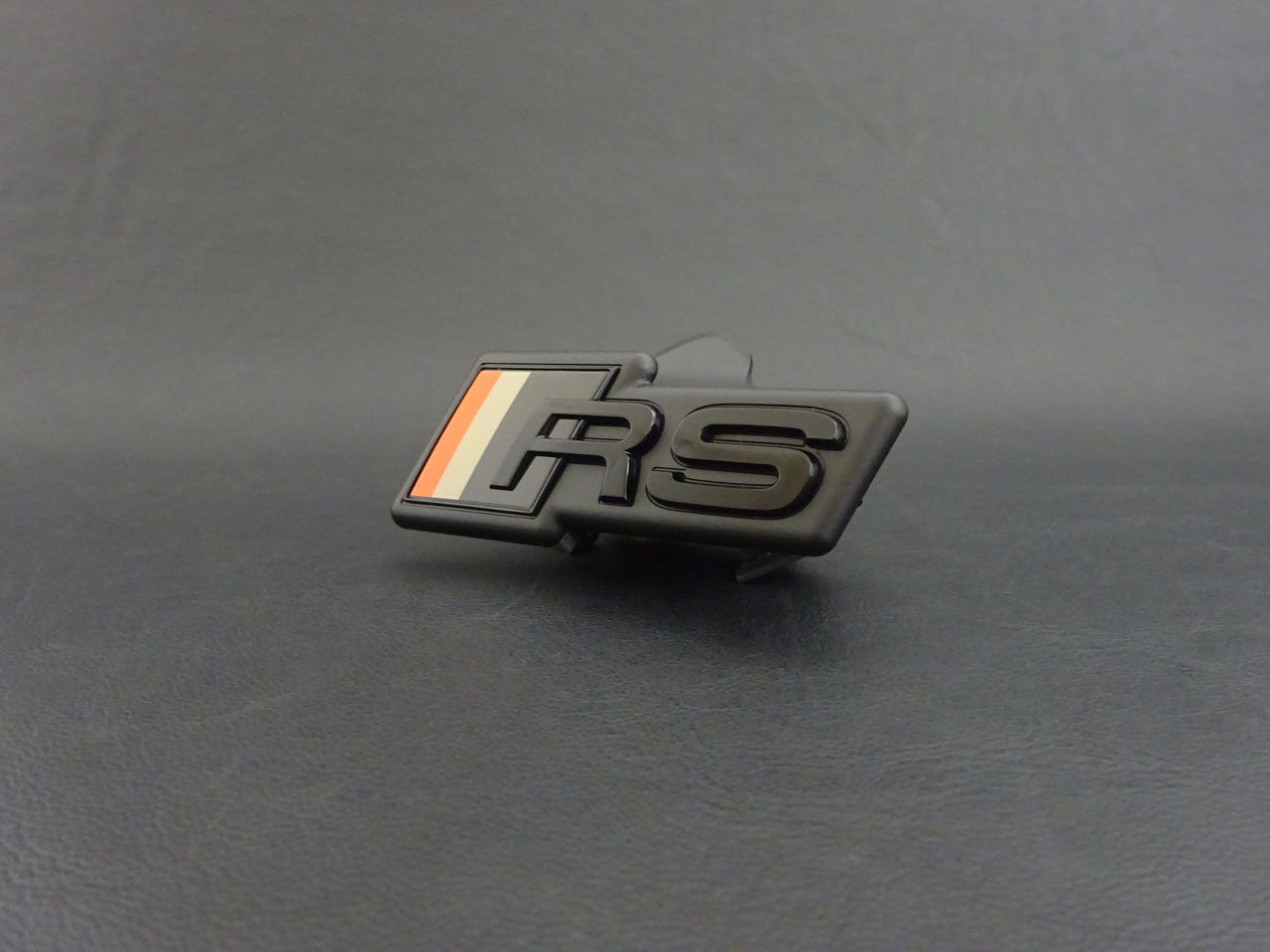 画像2: AudiAG純正FL後RS 3(GY/8Y)CompetitionLimited用RSロゴグリルエンブレム前後セット