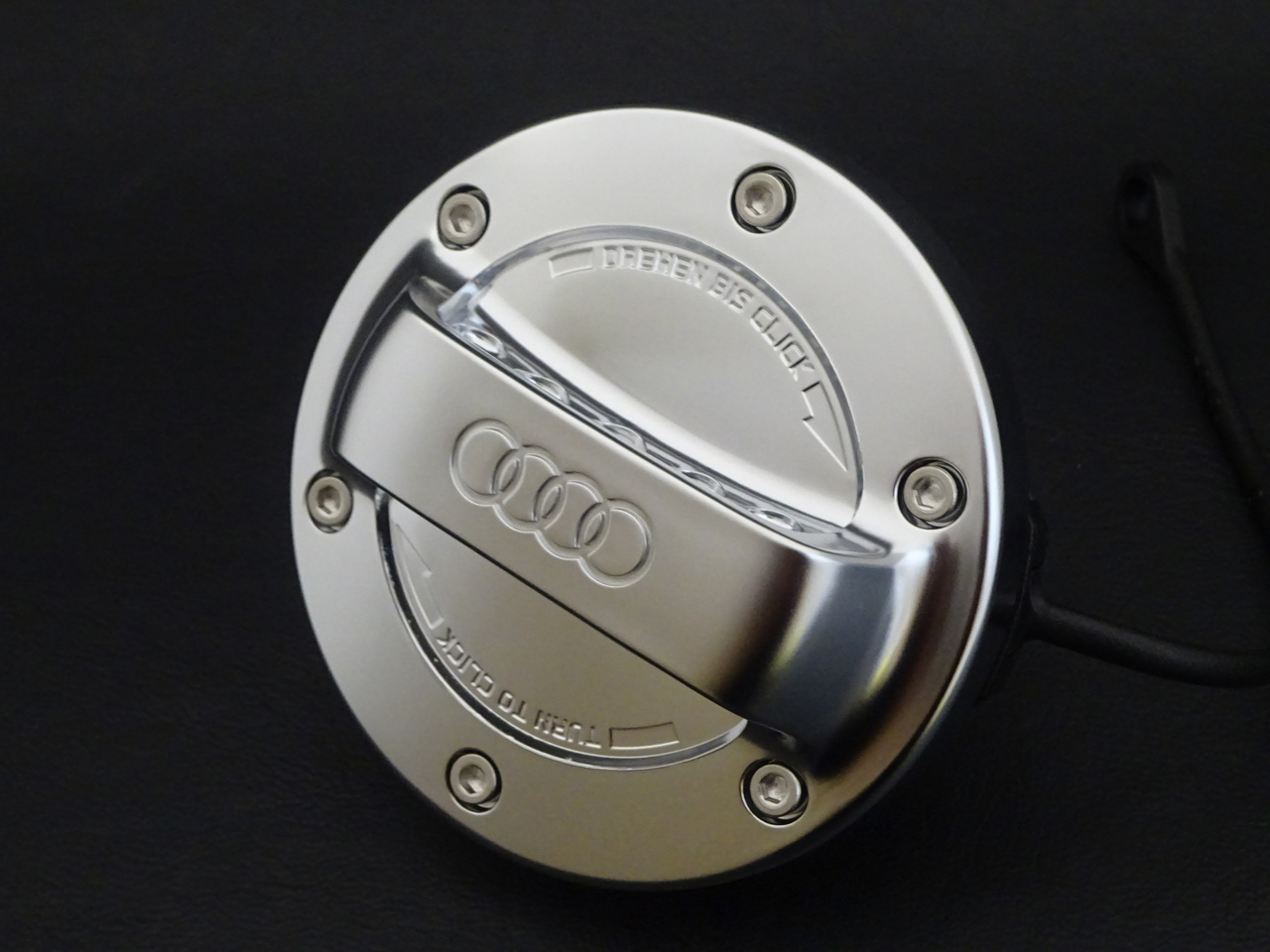 画像1: AudiAG純正e-hybrid専用フォーシルバーリングスロゴ入りアルミ調フューエルタンクキャップ