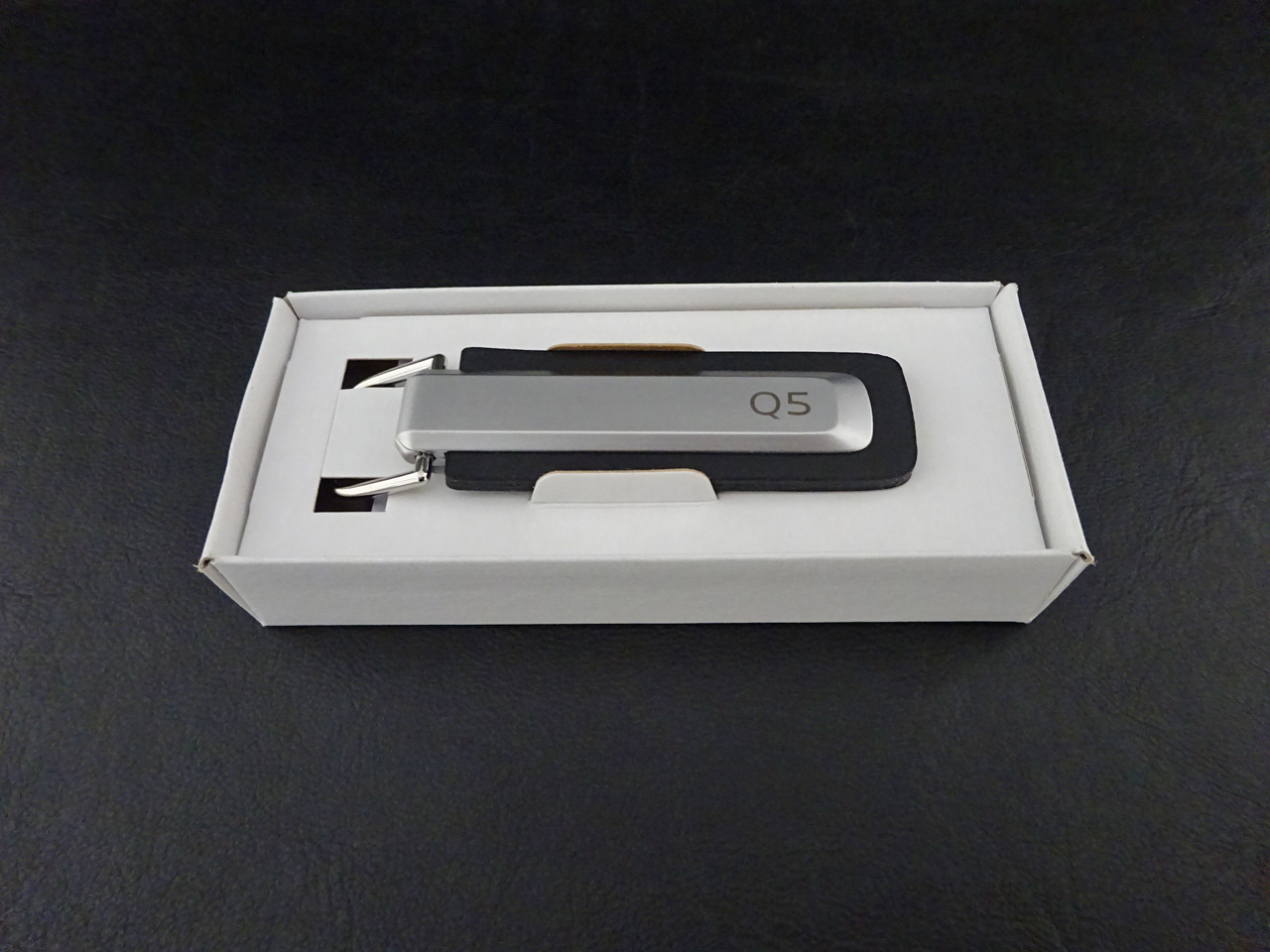 画像3: AudiAG純正2026年モデルQ5ロゴレザーキーリング